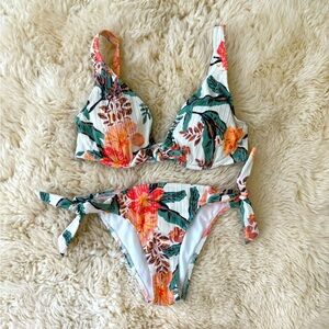 Roxy Bikini - Top M, bottom S. Worn once.